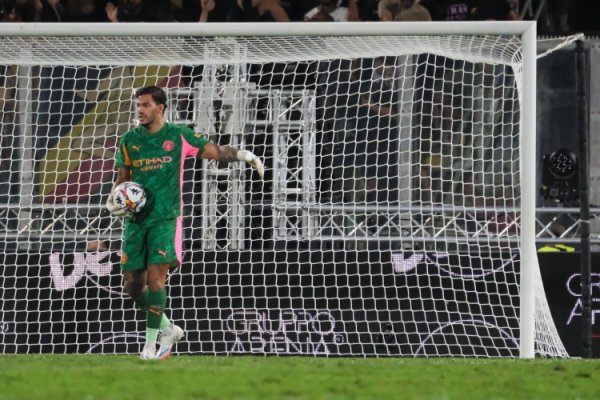 Sky: Ederson chỉ có thể rời kh