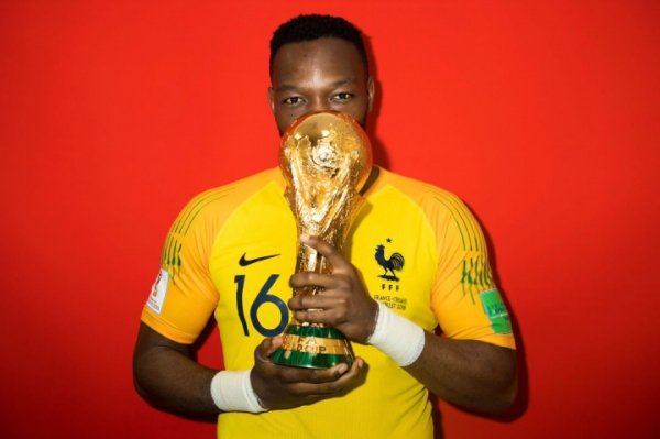 Mandanda 40 tuổi đã nghỉ hưu 丨